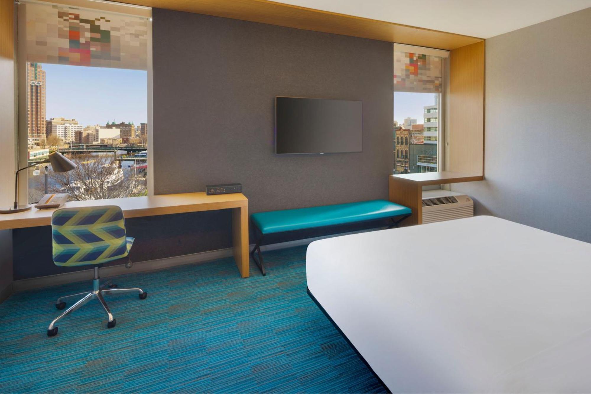 Aloft Hotel Milwaukee Downtown Exterior photo