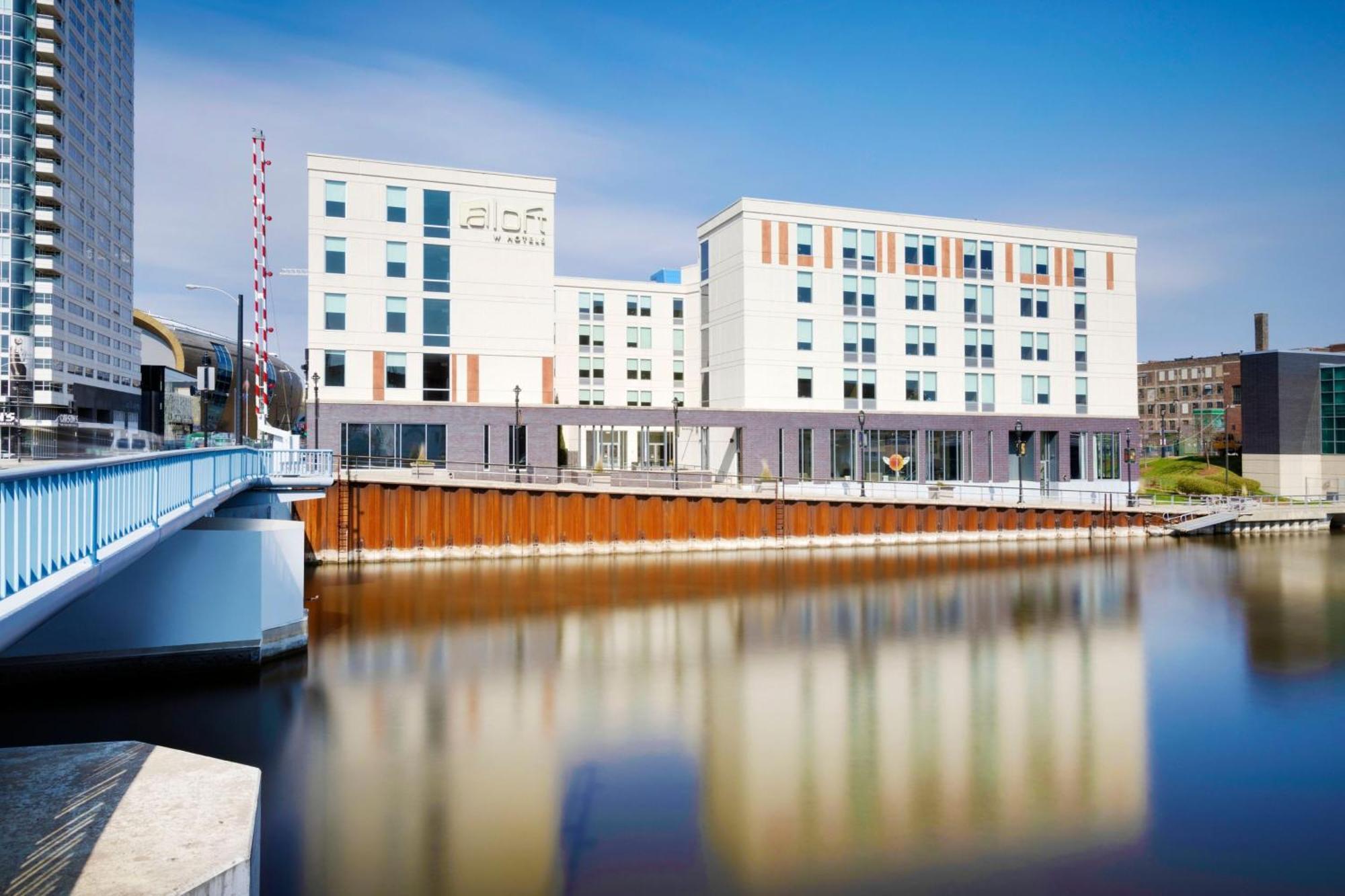 Aloft Hotel Milwaukee Downtown Exterior photo
