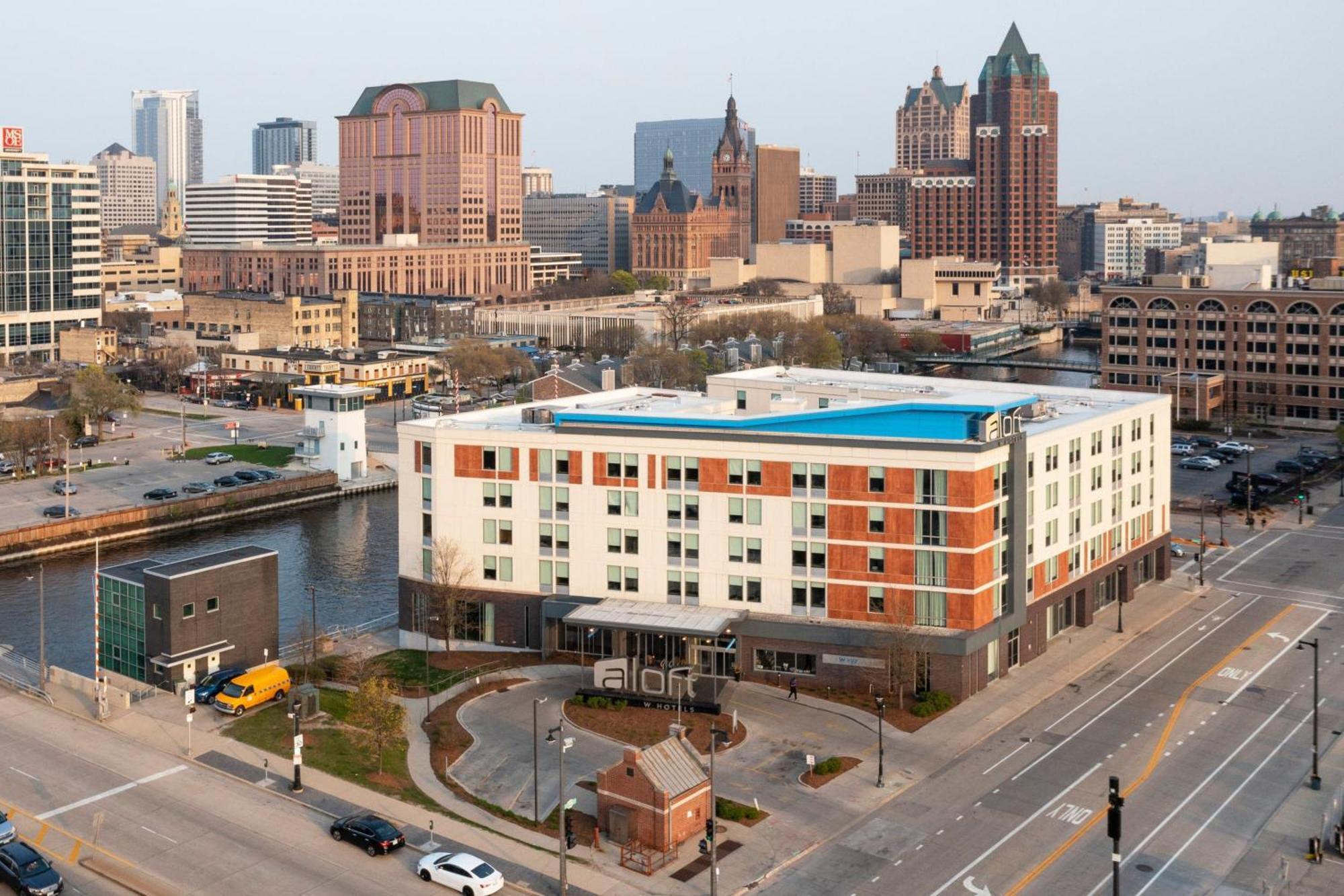 Aloft Hotel Milwaukee Downtown Exterior photo