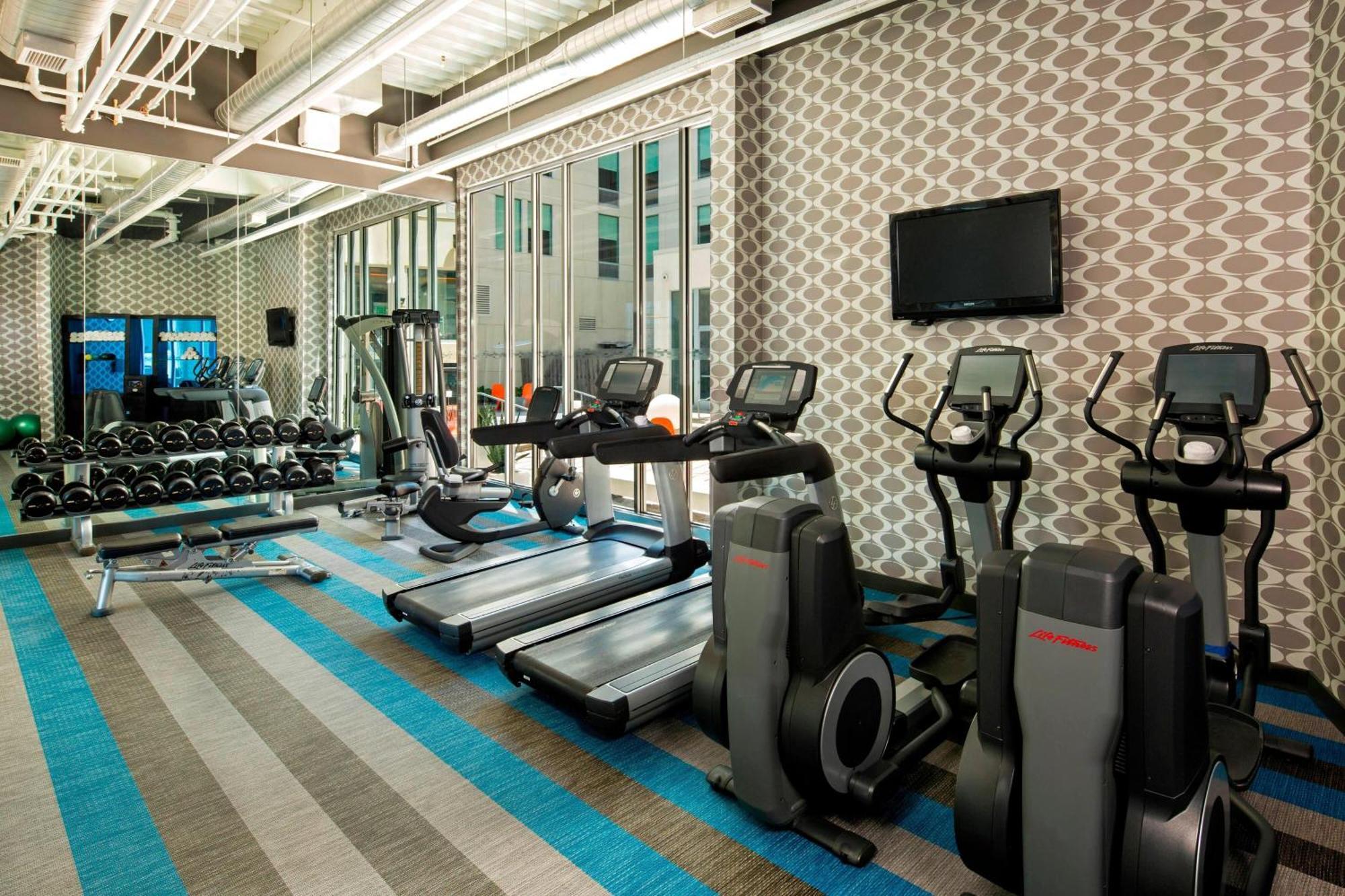 Aloft Hotel Milwaukee Downtown Exterior photo